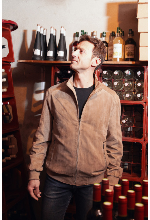 Homme portant le blouson suédine DAWKYN beige. Il comporte 2 poches verticales.