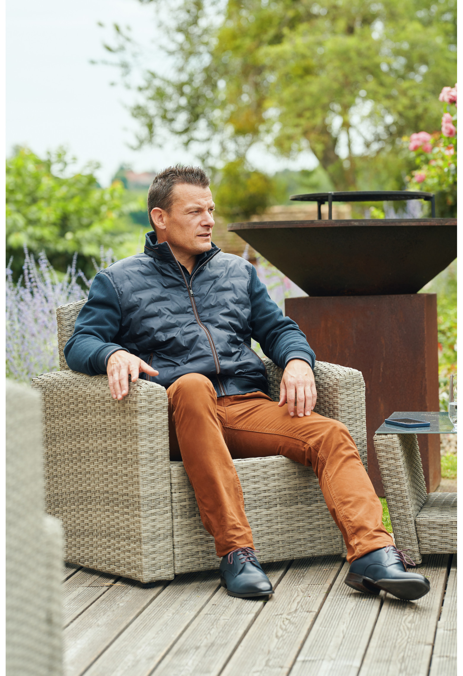 Homme portant le gilet DUARDO marine. Il comporte 2 poches repose mains verticales.