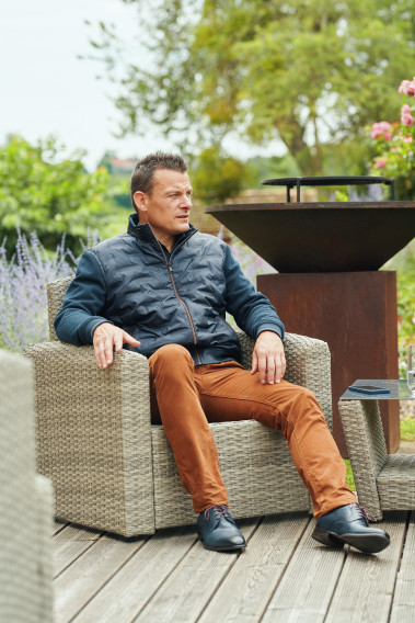 Homme portant le gilet DUARDO marine. Il comporte 2 poches repose mains verticales.