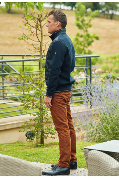 Homme de profil portant le gilet DUARDO marine. Il comporte 2 poches repose mains verticales.