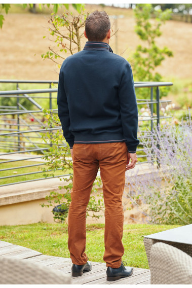 Homme de dos portant le gilet DUARDO marine.