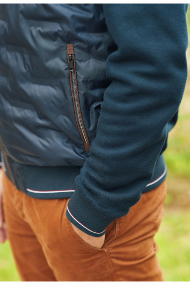 Zoom sur la poche du gilet DUARDO marine.