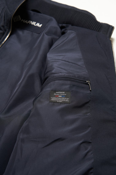 Zoom sur l'intérieur du gilet DUARDO marine. Il comporte une poche poitrine intérieure.