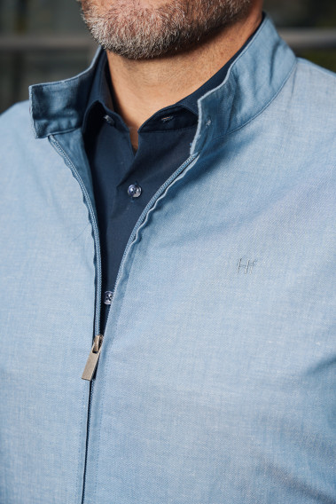 Zoom sur le col montant du blouson lin HANOT bleu clair.