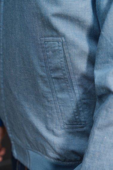 Zoom sur la poche coté du blouson lin HANOT bleu clair.