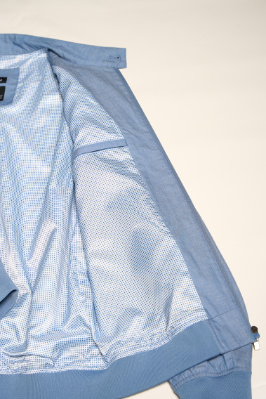 Zoom sur l'intérieur du blouson  lin HANOT bleu clair. Il comporte 2 poches intérieures.