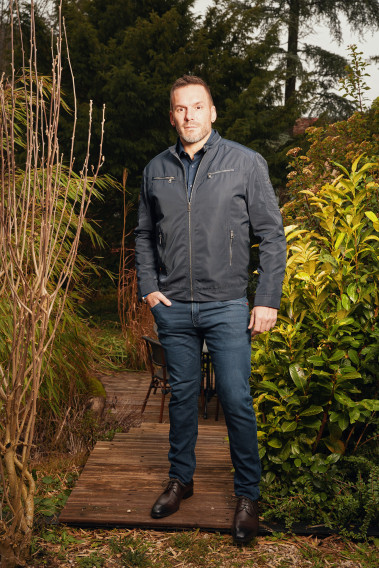 Homme portant le blouson LARIA marine. Il comporte 2 poches poitrine et et 2 poches repose mains.