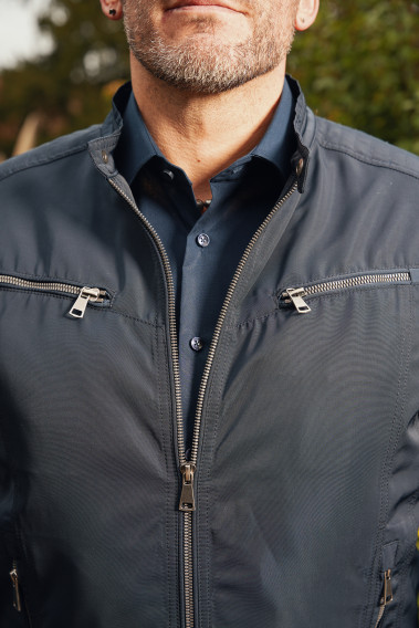 Zoom sur les poches poitrine du blouson LARIA marine.