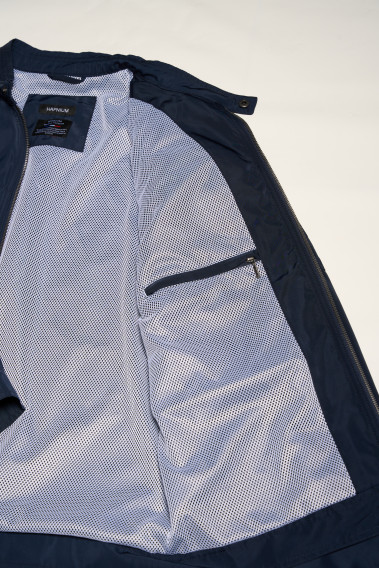 Zoom sur l'intérieur du blouson . LARIA marine. Il comporte 2 poches intérieures.