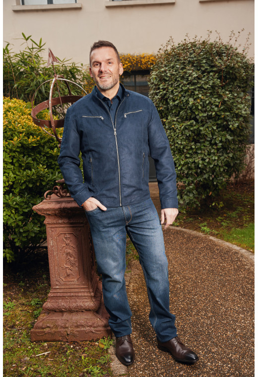 Homme portant le blouson suédine LARIAS marine. Il comporte 2 poches poitrine et poches repose mains.