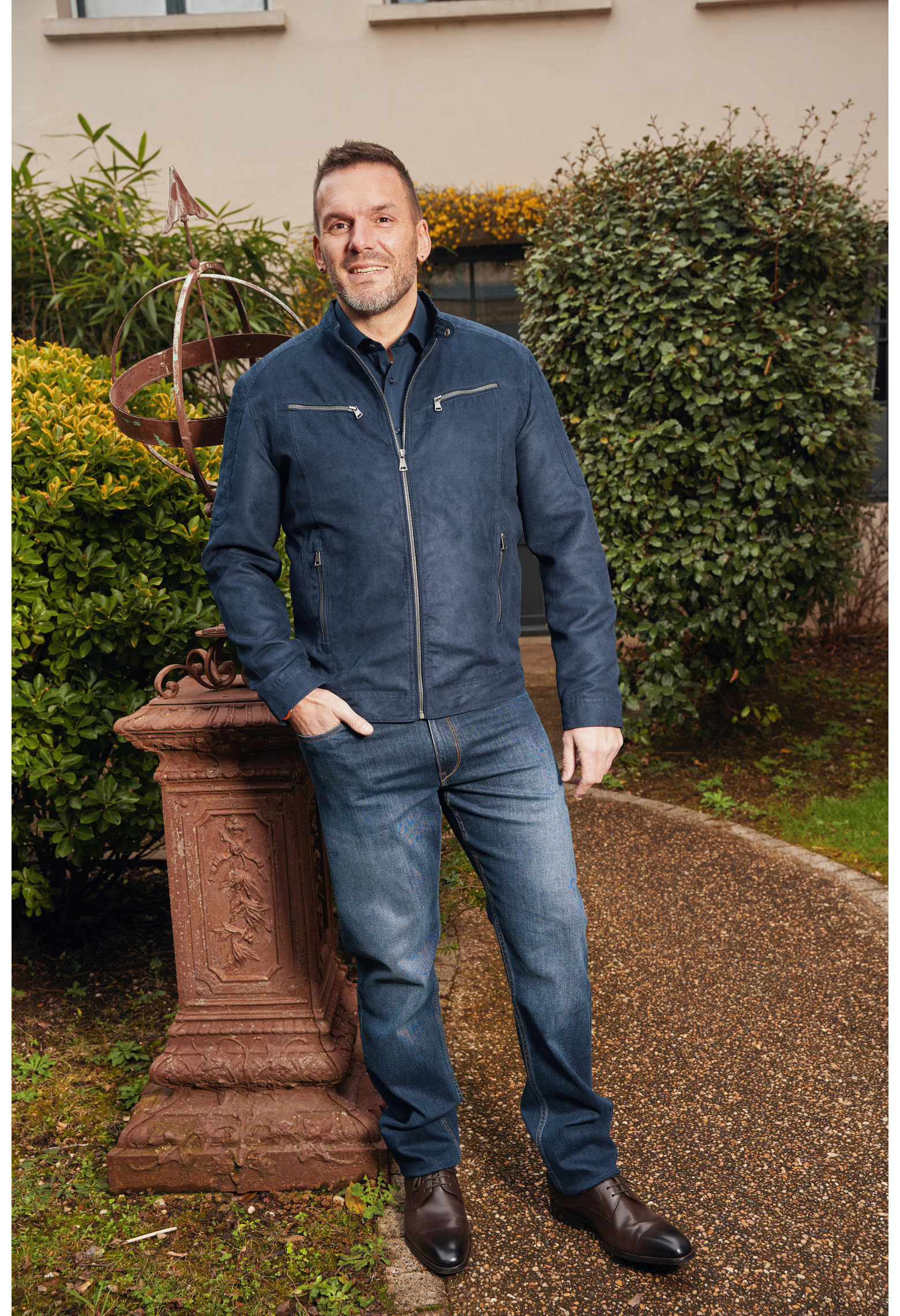 Homme portant le blouson suédine LARIAS marine. Il comporte 2 poches poitrine et poches repose mains.