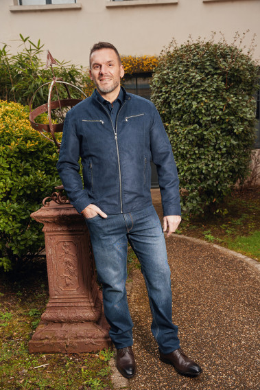 Homme portant le blouson suédine LARIAS marine. Il comporte 2 poches poitrine et poches repose mains.