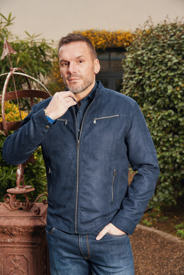 Homme portant le blouson suédine LARIAS marine. Il comporte 2 poches poitrine et poches repose mains.