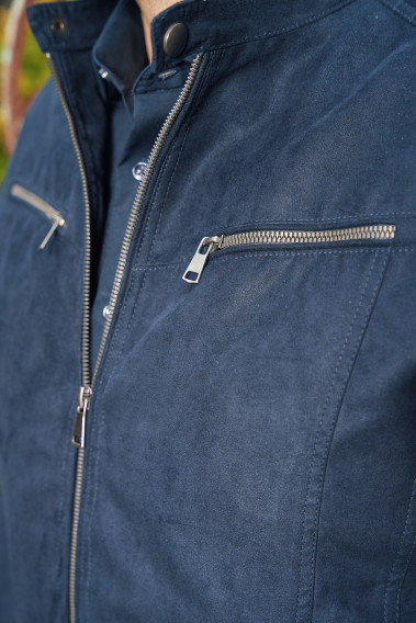 Zoom sur les poches poitrine du blouson suédine LARIAS marine.