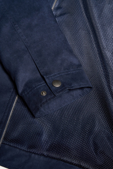 Zoom sur la manche du blouson suédine LARIAS marine.