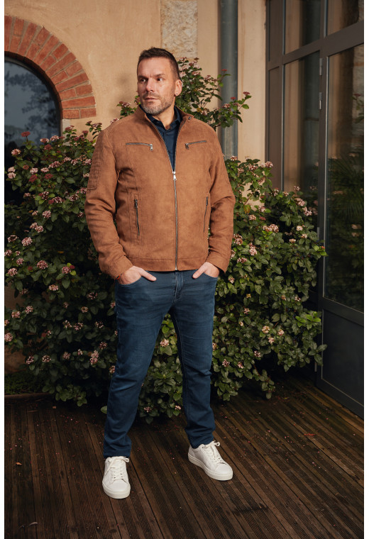 Homme portant le blouson  suédine LARIAS camel. Il comporte 2 poches poitrine et 2 poches repose mains.