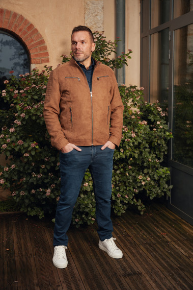 Homme portant le blouson  suédine LARIAS camel. Il comporte 2 poches poitrine et 2 poches repose mains.