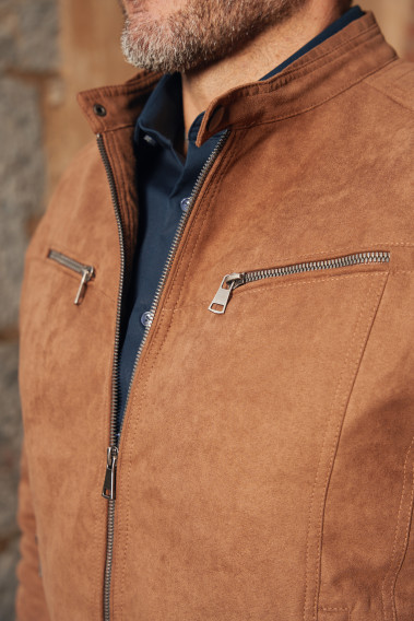 Zoom sur les poches poitrine du blouson suédine LARIAS camel.