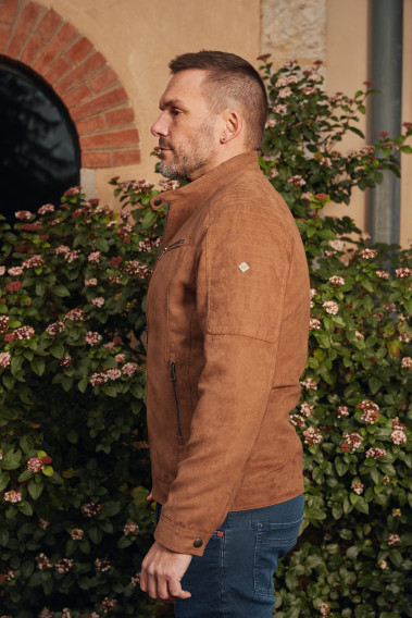 Homme portant le blouson  suédine LARIAS camel. Il comporte 2 poches poitrine et 2 poches repose mains.