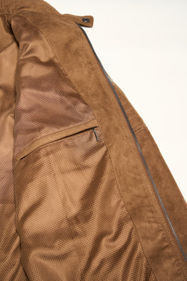 Zoom sur l'intérieur du blouson suédine LARIAS camel. Il comporte 2 poches intérieures.