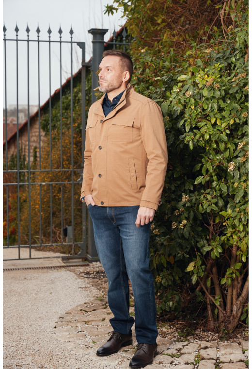 Homme portant le blouson coton LENA camel. Il comporte 2 poches poitrine et 2 poches verticales.