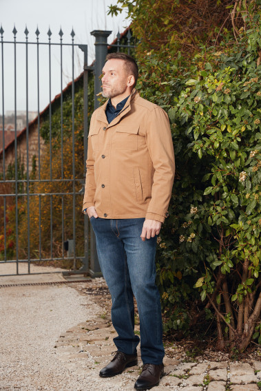 Homme portant le blouson coton LENA camel. Il comporte 2 poches poitrine et 2 poches verticales.
