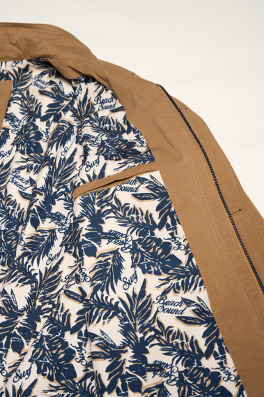 Zoom sur l'intérieur du blouson coton LENA camel. Il comporte 2 poches intérieures.