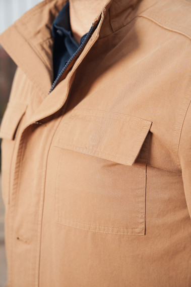 Zoom sur les poches poitrines du blouson coton LENA camel.