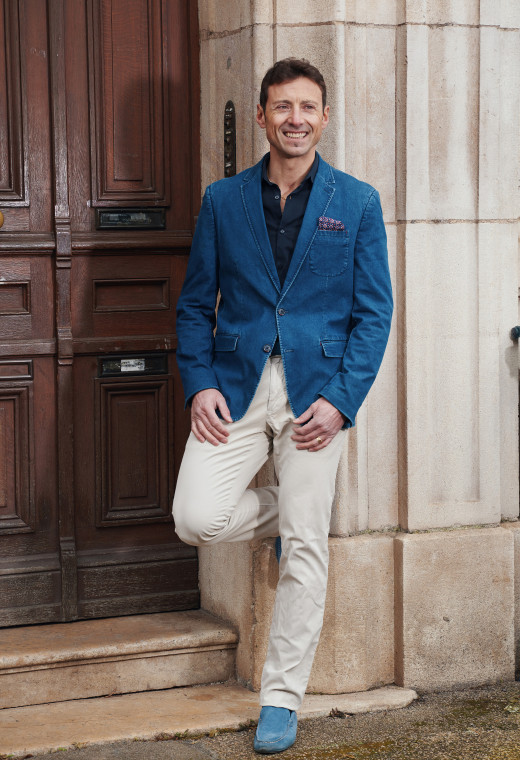 Homme portant la veste MOLY jean. Elle comporte 2 poches poitrine et 2 poches à rabat.