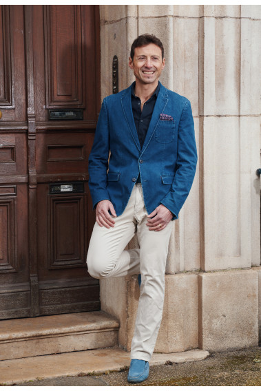 Homme portant la veste MOLY jean. Elle comporte 2 poches poitrine et 2 poches à rabat.