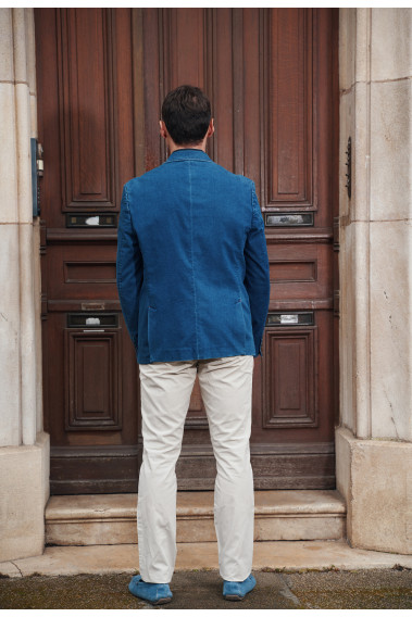 Homme de dos portant la veste MOLY jean.