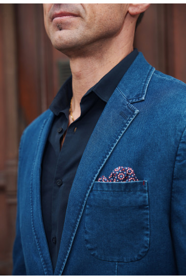 Zoom sur le col tailleur et le mouchoir de poche de la veste MOLY jean.