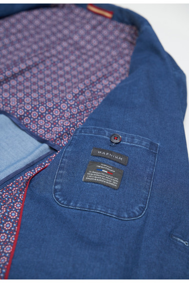 Zoom sur l'intérieur de la veste MOLY jean. Elle comporte une poche poitrine et une poche intérieure.