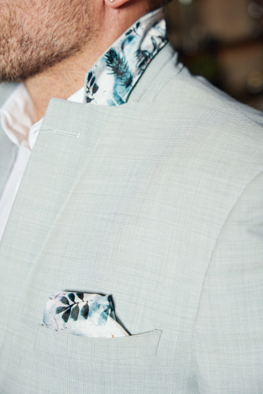 Zoom sur les détails vert, bleu du col du costume OLIVER couleur vert lagon.