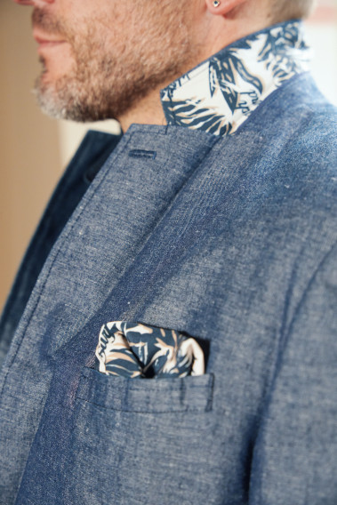 Zoom sur le dessous de col et le mouchoir de poche de la veste OLIVIA bleue.