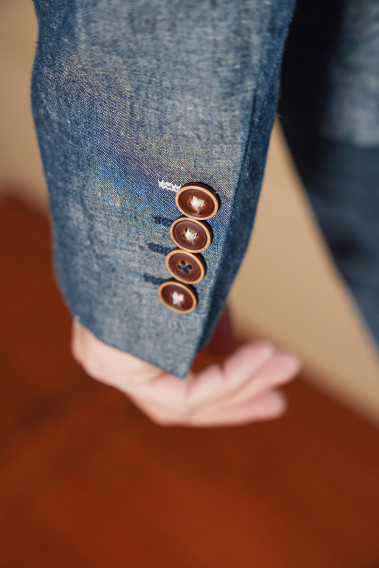 Zoom sur la manche de la veste OLIVIA bleue. Elle comporte 4 boutons.