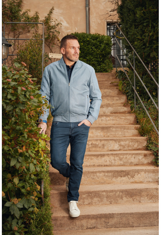 Homme portant le blouson suédine OLIVIER bleu-gris. Il comporte 2 poches repose mains.