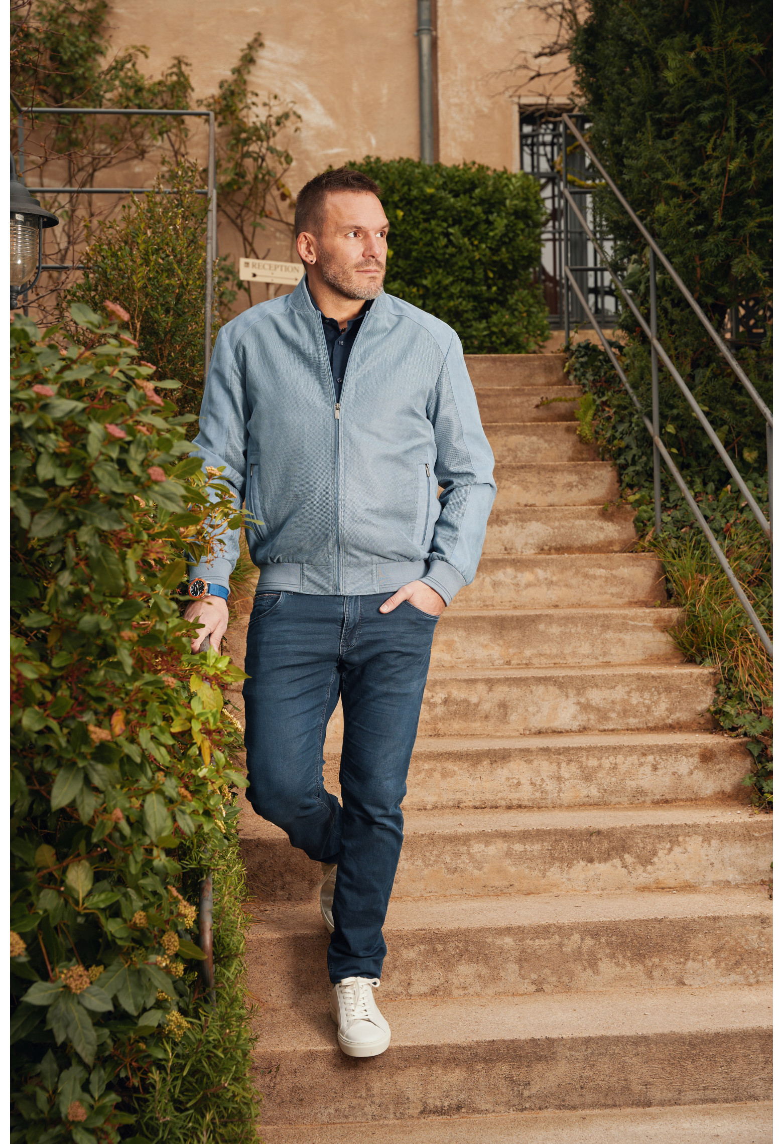 Homme portant le blouson suédine OLIVIER bleu-gris. Il comporte 2 poches repose mains.