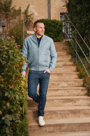Homme portant le blouson suédine OLIVIER bleu-gris. Il comporte 2 poches repose mains.