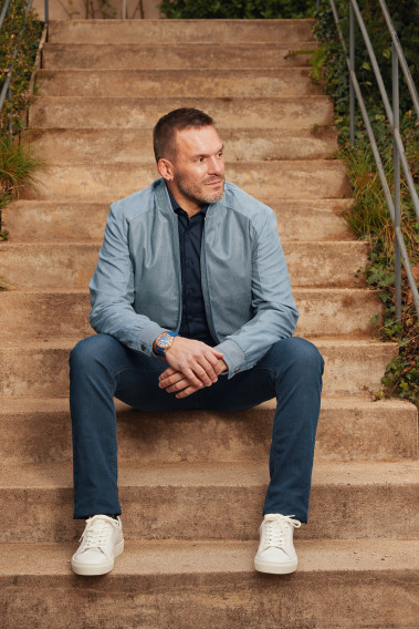 Homme portant le blouson suédine OLIVIER bleu-gris. Il comporte 2 poches repose mains.