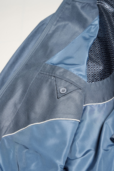 Zoom sur l'intérieur du blouson suédine OLIVIER bleu-gris. Il comporte 2 poches poitrine intérieures.