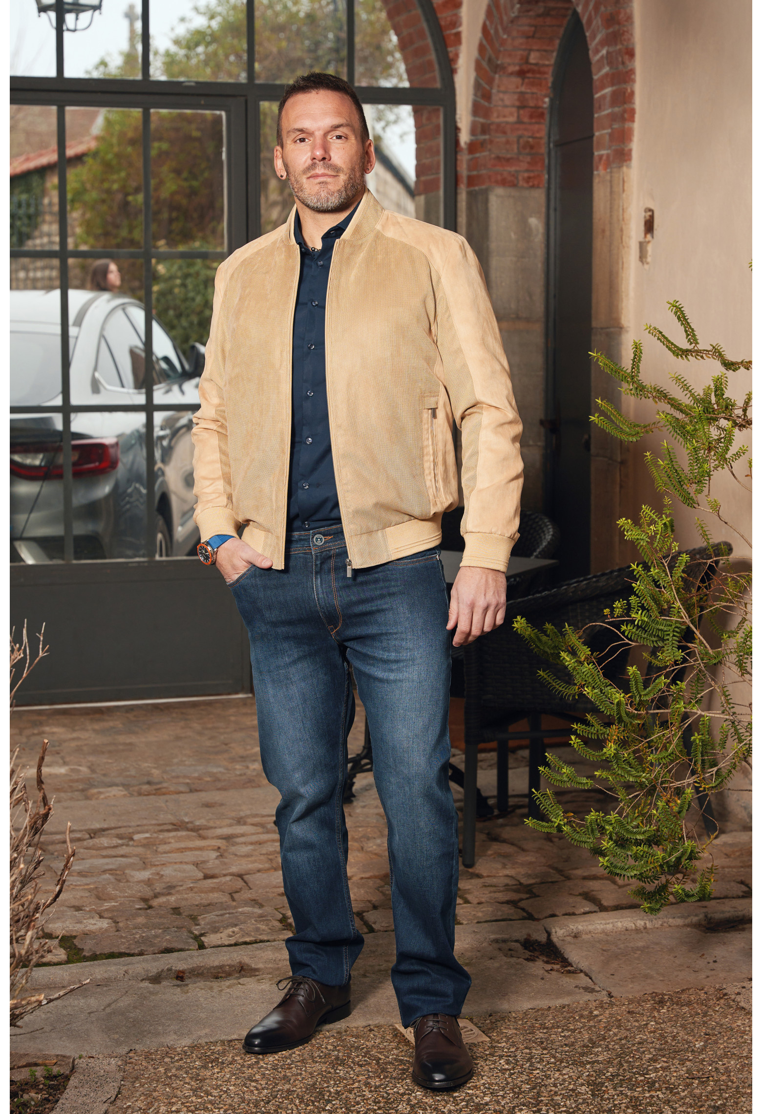 Homme portant le blouson suédine OLIVIER jaune pastel. Il comporte 2 poches repose mains.