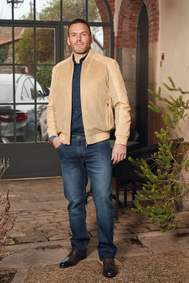 Homme portant le blouson suédine OLIVIER jaune pastel. Il comporte 2 poches repose mains.