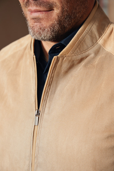 Zoom sur le blouson suédine OLIVIER jaune pastel. Il comporte un col avec intérieur en jersey.