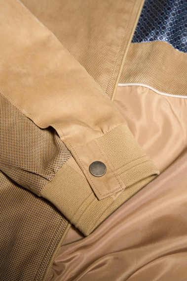 Zoom sur la manche du blouson suédine OLIVIER  jaune pastel.