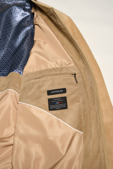 Zoom sur l'intérieur du blouson suédine OLIVIER jaune pastel. Il comporte 2 poches poitrine intérieures.