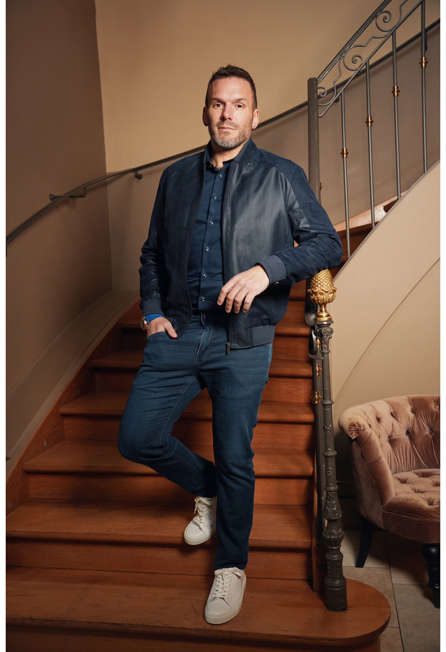 Homme portant le blouson suédine OLIVIER marine. Il comporte 2 poches repose mains.