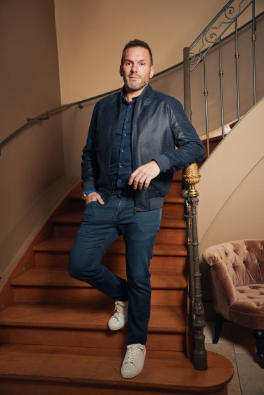 Homme portant le blouson suédine OLIVIER marine. Il comporte 2 poches repose mains.