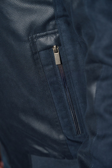 Zoom sur la poche du blouson suédine OLIVIER marine.