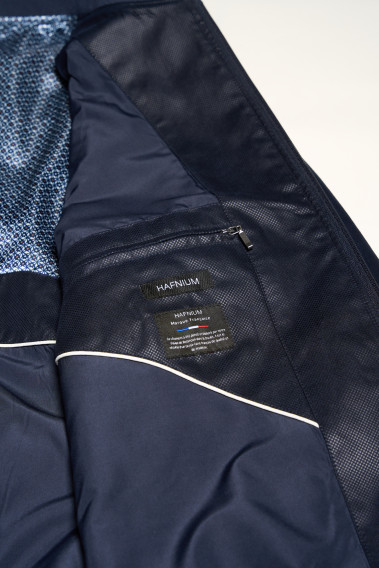 Zoom sur l'intérieur du blouson suédine OLIVIER marine. Il comporte 2 poches poitrine intérieures.